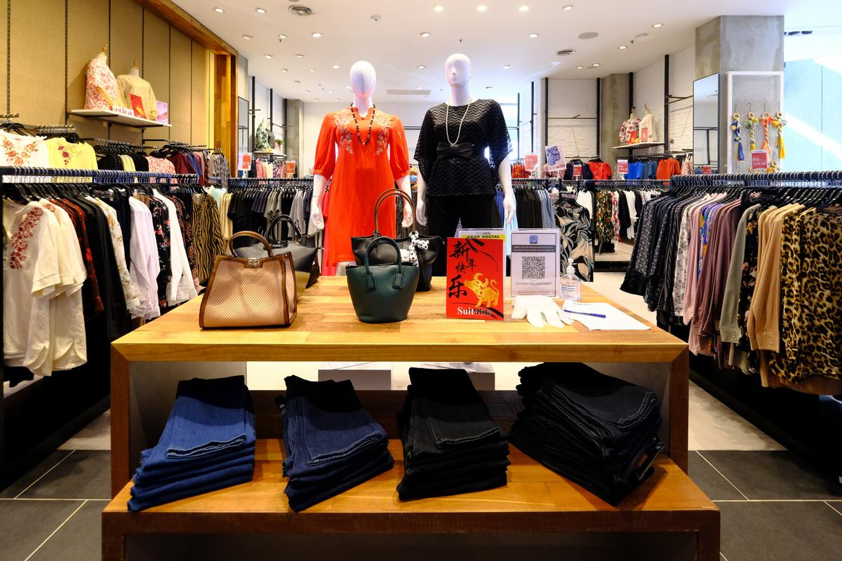 clothing store with dummies - import to Saudi Arabia